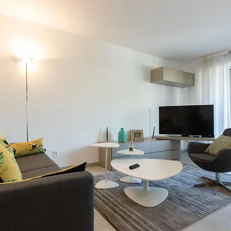 Renovated 2-br With Terrace And Pool Apartment *