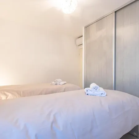 Renovated 2-br With Terrace And Pool *
