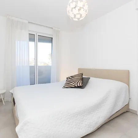 Renovated 2-br With Terrace And Pool Apartment *