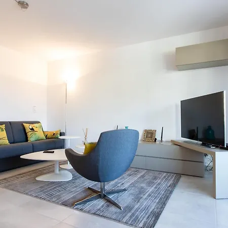 Renovated 2-br With Terrace And Pool
